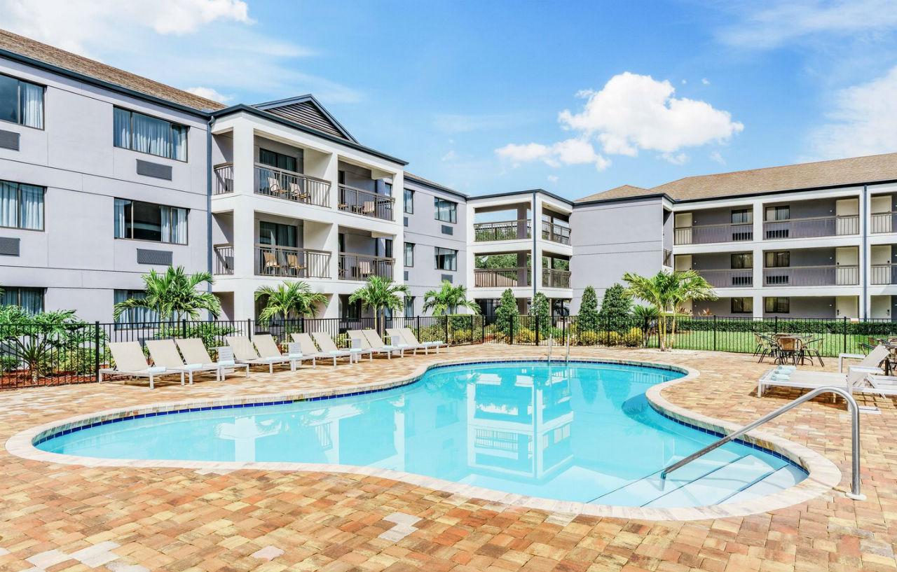 Courtyard By Marriott Orlando Lake Buena Vista At Vista Centre Extérieur photo